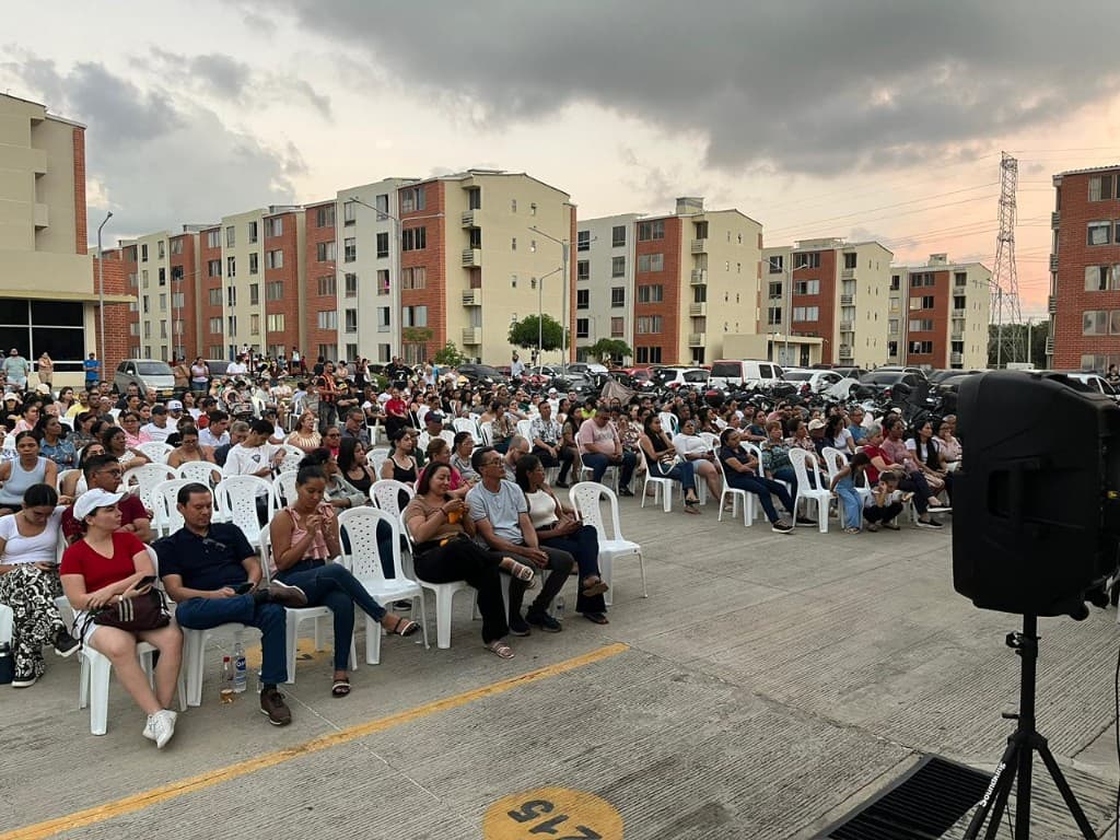 Asamblea de copropietarios al aire libre, presentación en la fachada del conjunto