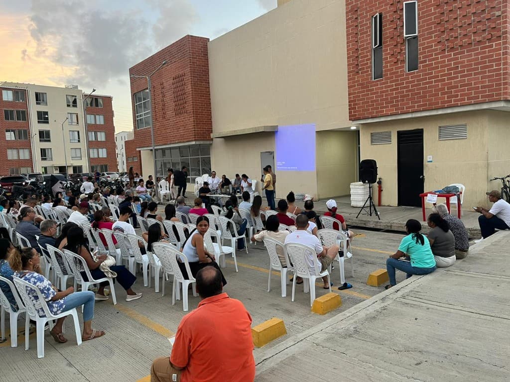 Sesión informativa nocturna con presentación a la comunidad en el parqueadero del conjunto